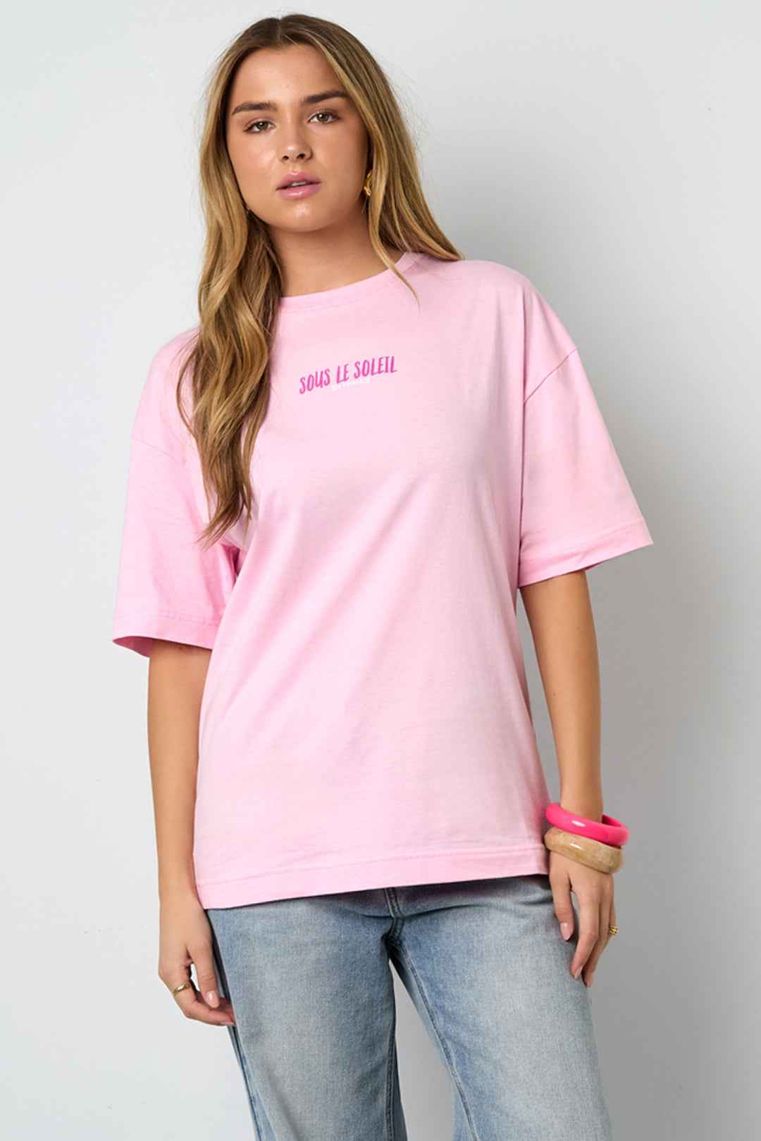 Dames T-shirt “Sous Le Soleil” – Roze & Lichtblauw Katoen
